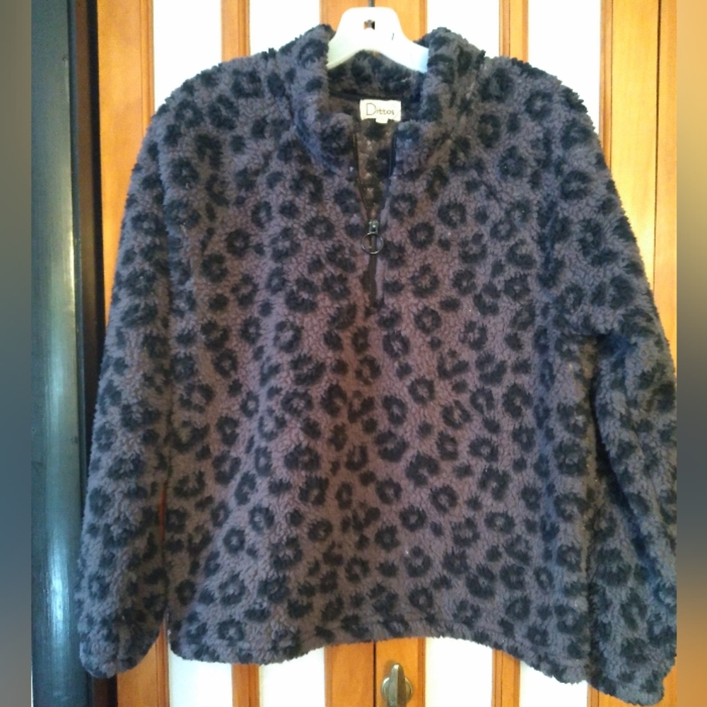 Women's NWOT Leapord Print Fleece 1/4 Zip Top By Ditto, Sz M